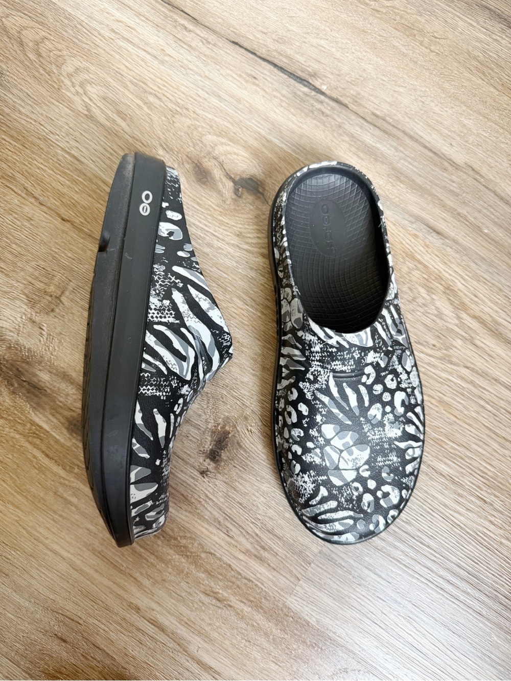 OOFOS OOcloog Limited Camo Combo Black White Women’s 10 Men’s 8 Shoe Clog
